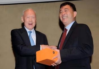 全球视野：蓝伟光见证李光耀的远见之光与求实之路